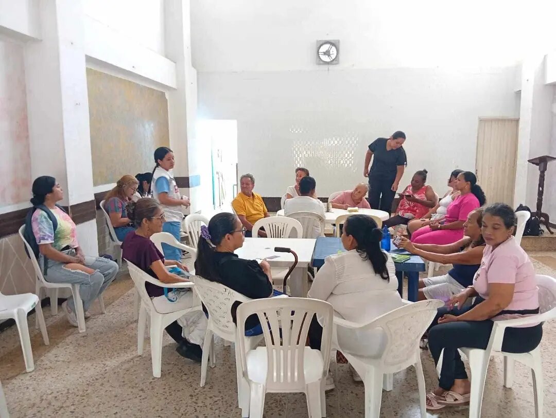 Vecinas y vecinos en mesas de trabajo comunitarias