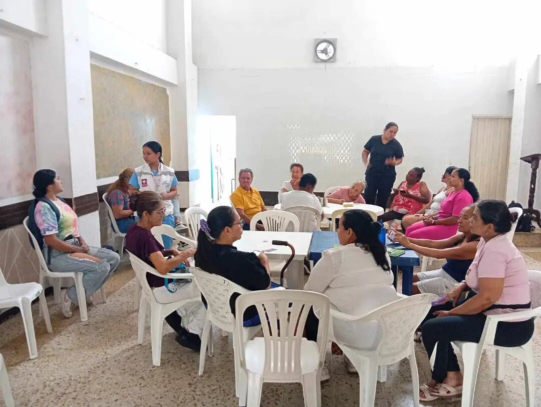 Jornada de participación comunitaria en el salón comunal