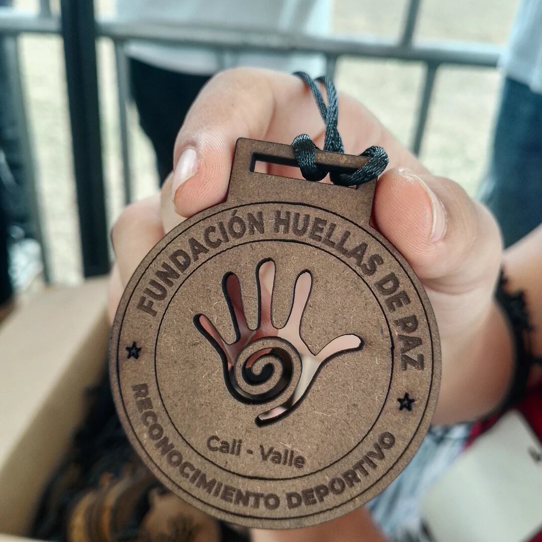 Medalla en madera de reconocimiento deportivo de la fundación