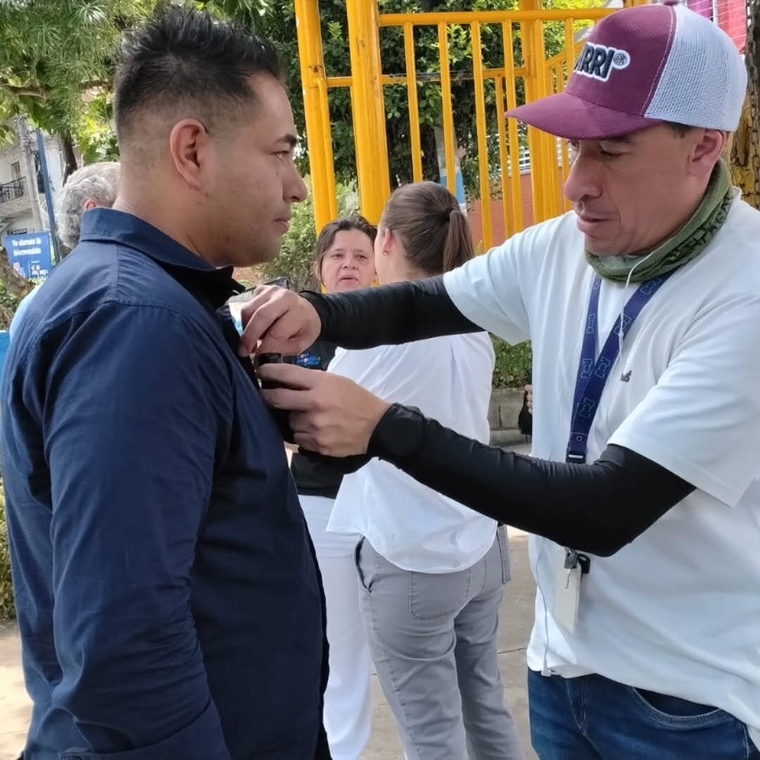 Preparación de micrófono durante grabación comunitaria