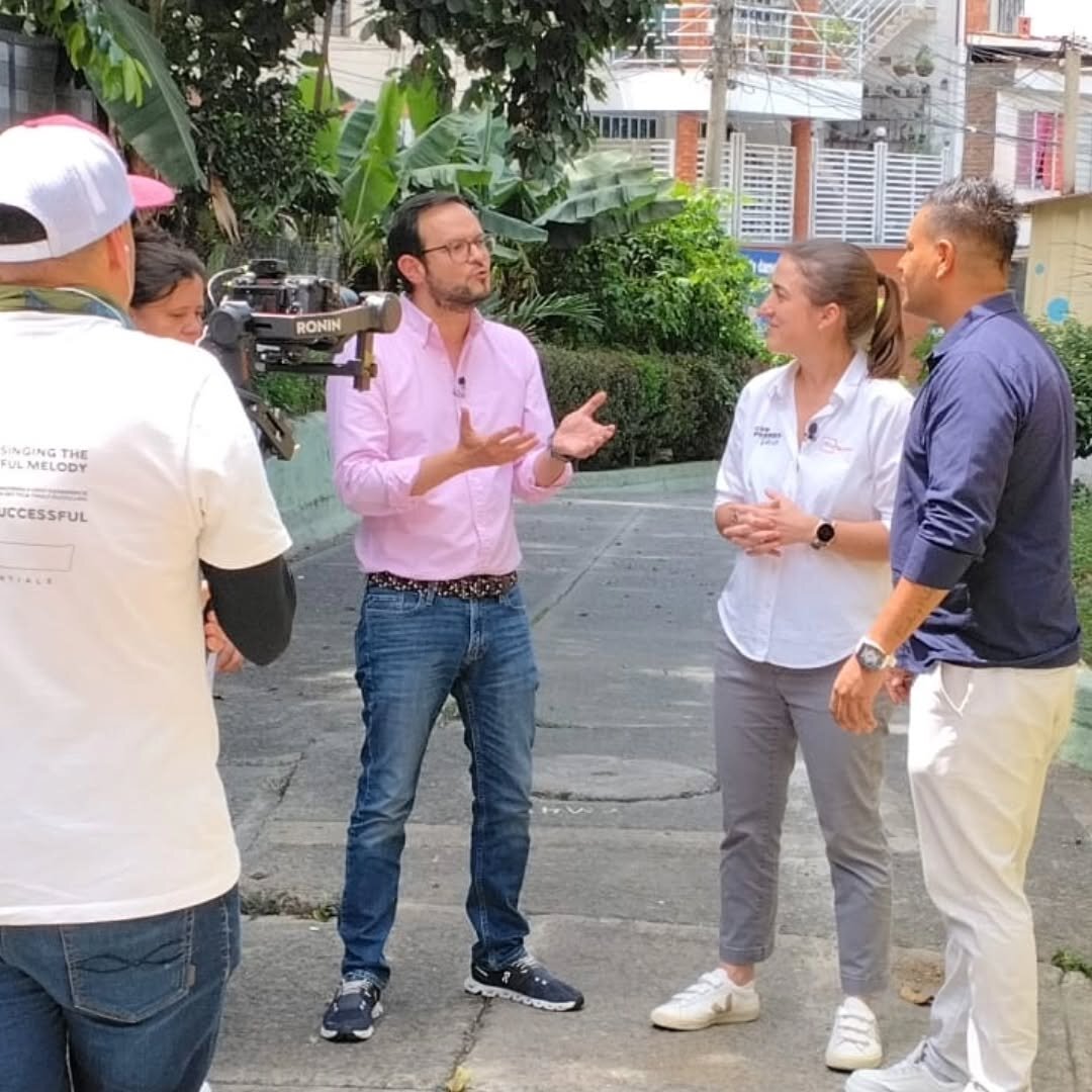 Equipo audiovisual grabando historias de la comunidad
